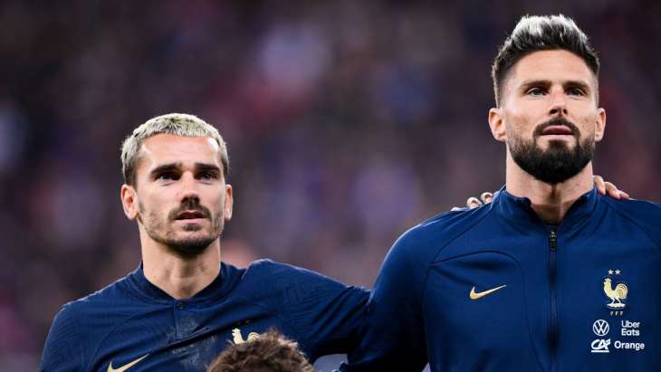Griezmann et Giroud pendant l'hymne